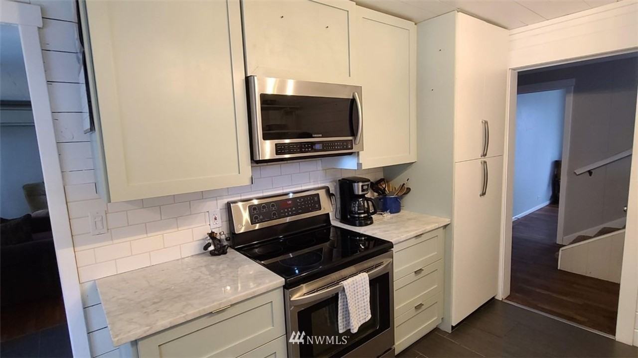 102 S Chehalis St - Photo 3 of 10