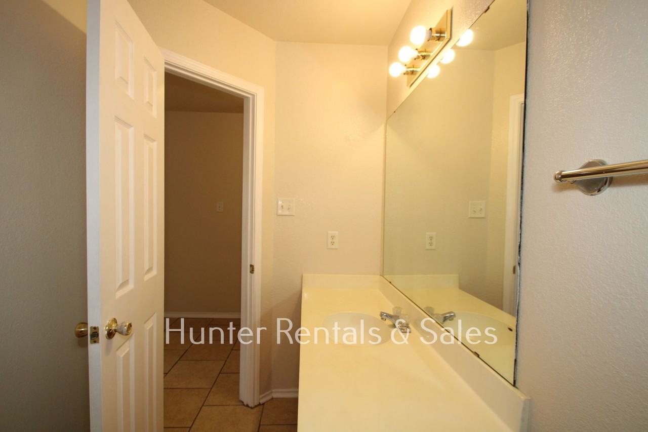 4403 July Dr Apt B - Photo 2 of 24