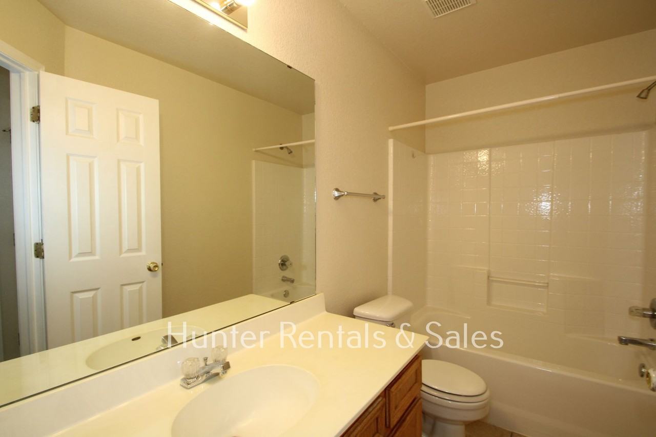 4403 July Dr Apt B - Photo 3 of 24
