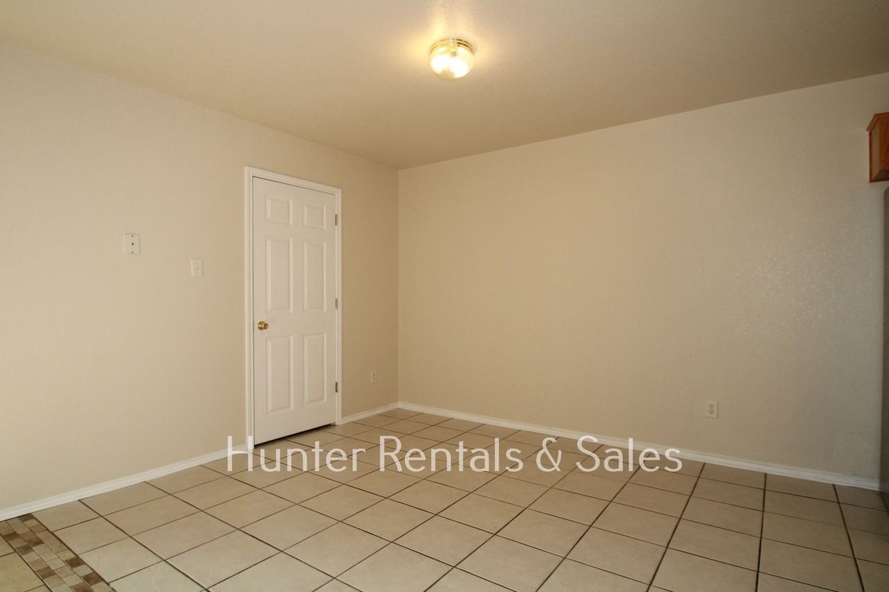 4403 July Dr Apt B - Photo 4 of 24