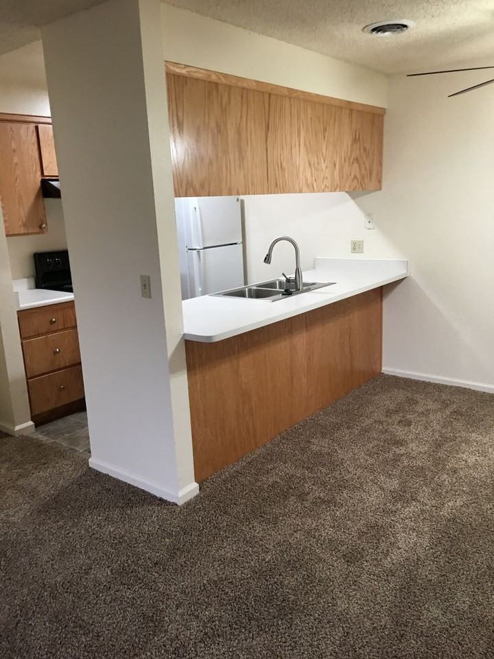 073 - L/O - Photo 2 of 12