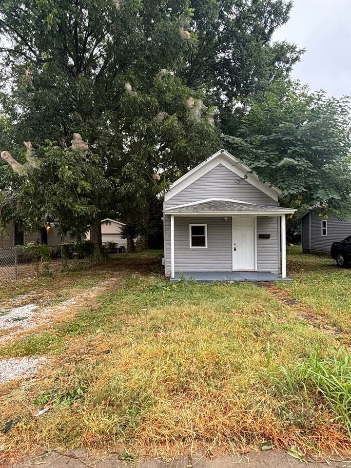 1064 E Blaine St - Photo 2 of 9