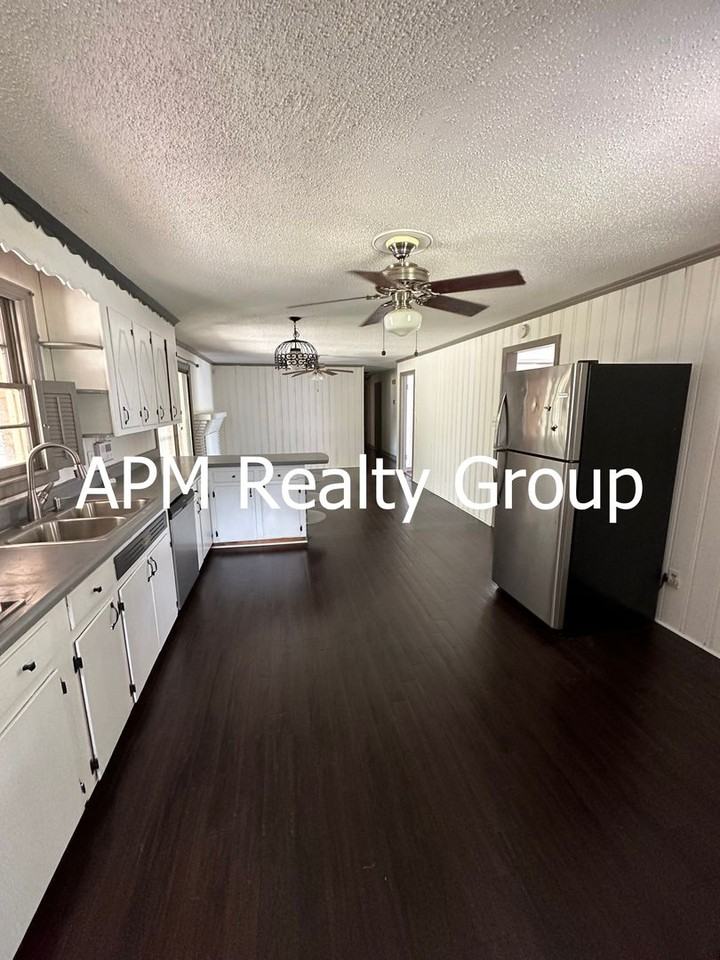 1421 Adella St - Photo 2 of 13