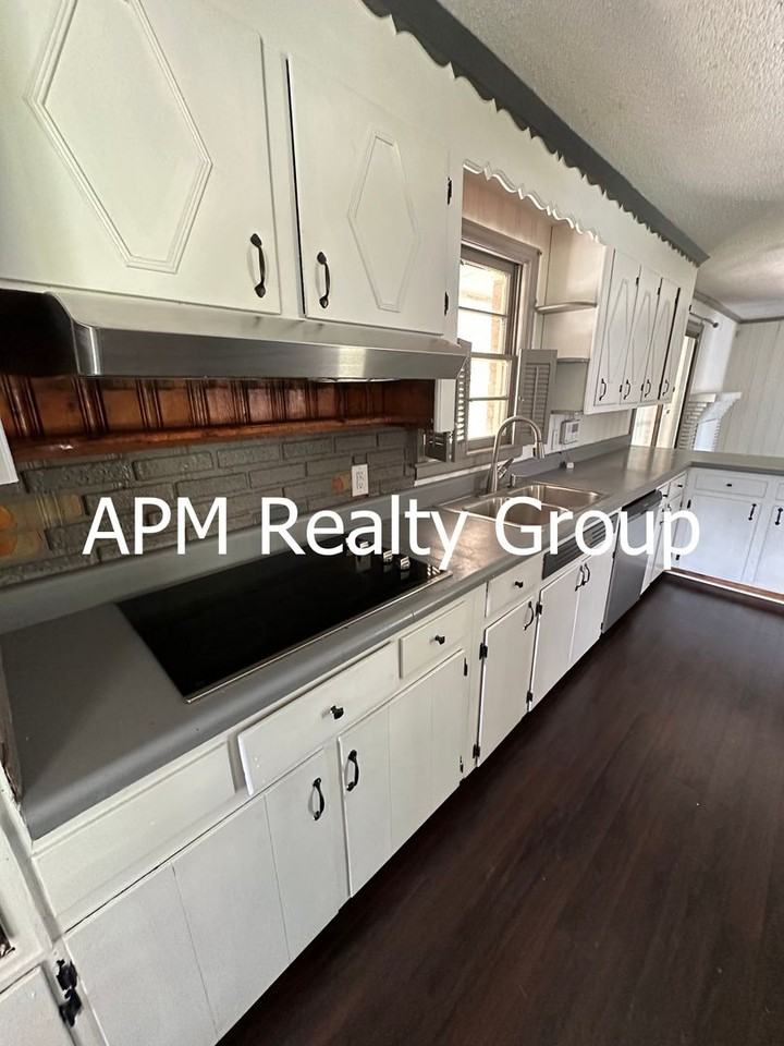 1421 Adella St - Photo 3 of 13