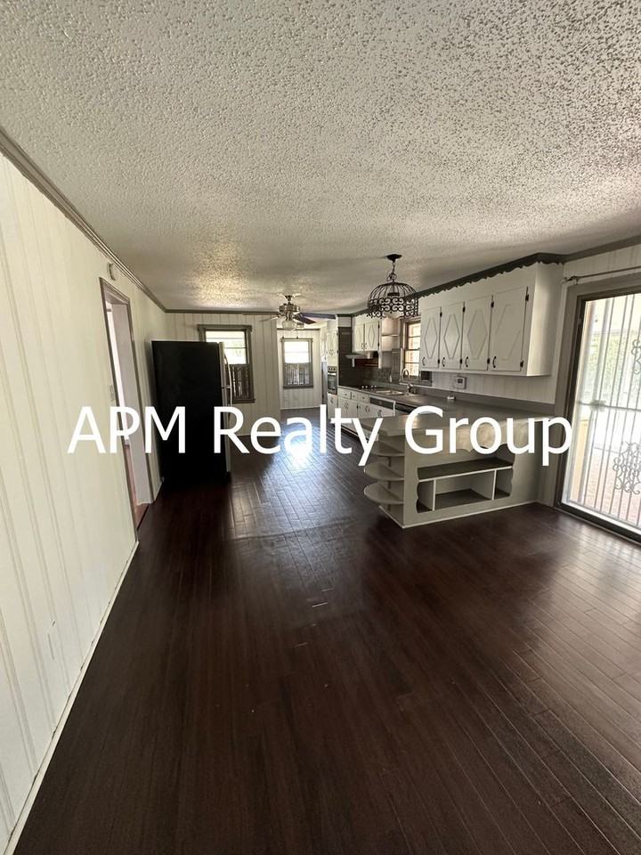 1421 Adella St - Photo 4 of 13