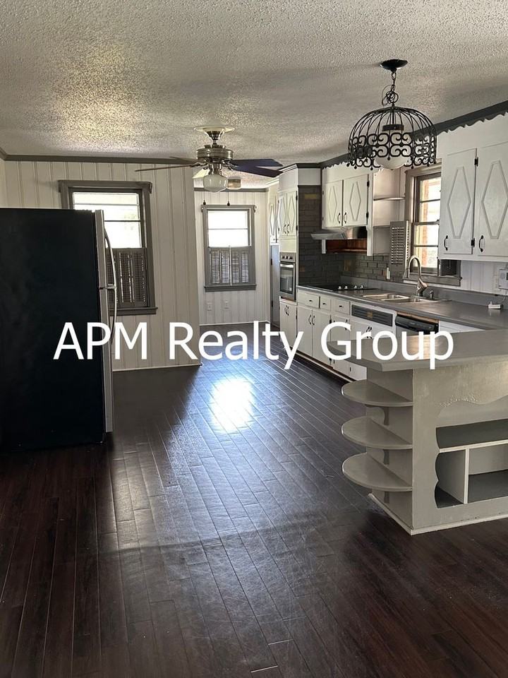 1421 Adella St - Photo 5 of 13