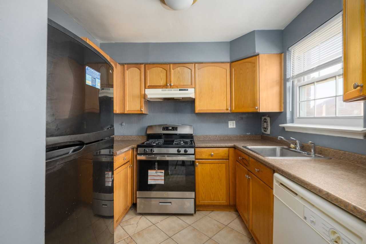 1721 Addison Rd S - Photo 3 of 41