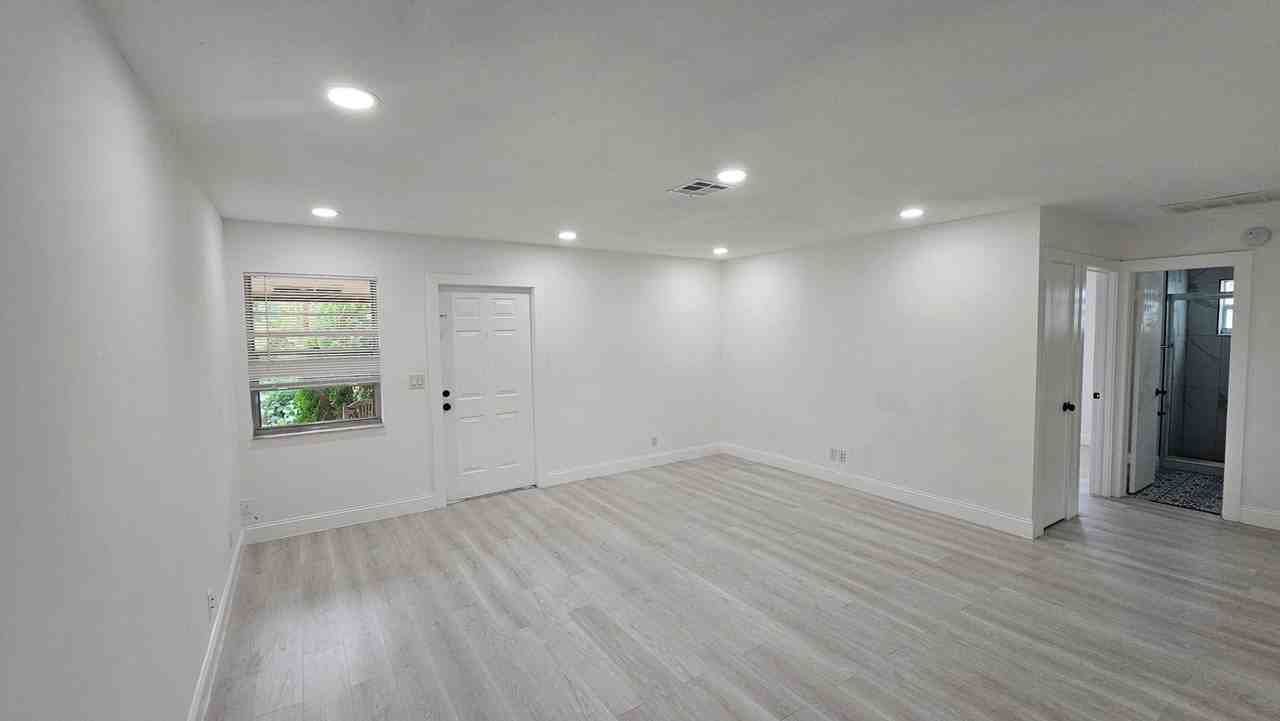 4868-4870-4872 Badger Ave - Photo 2 of 10