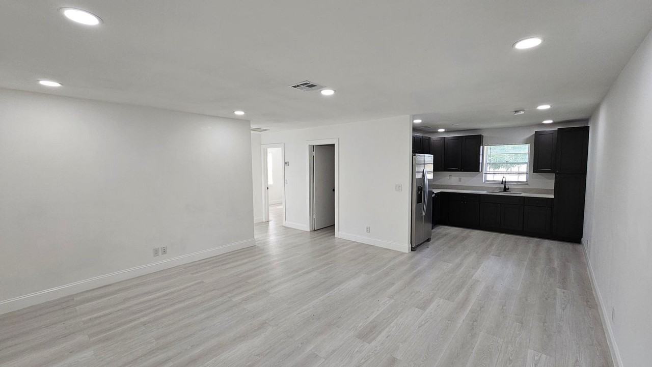 4868-4870-4872 Badger Ave - Photo 3 of 10