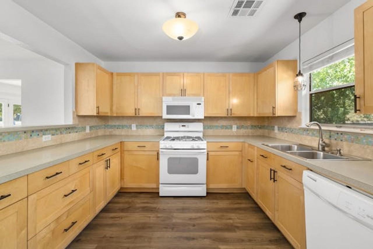 2605 Nottingham Ln - Photo 2 of 27