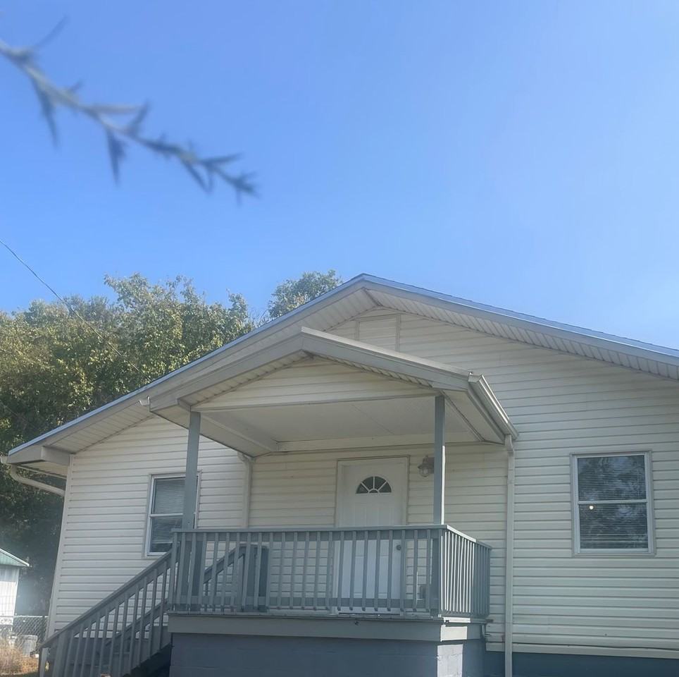 1700 Lewis Ave - Photo 2 of 15