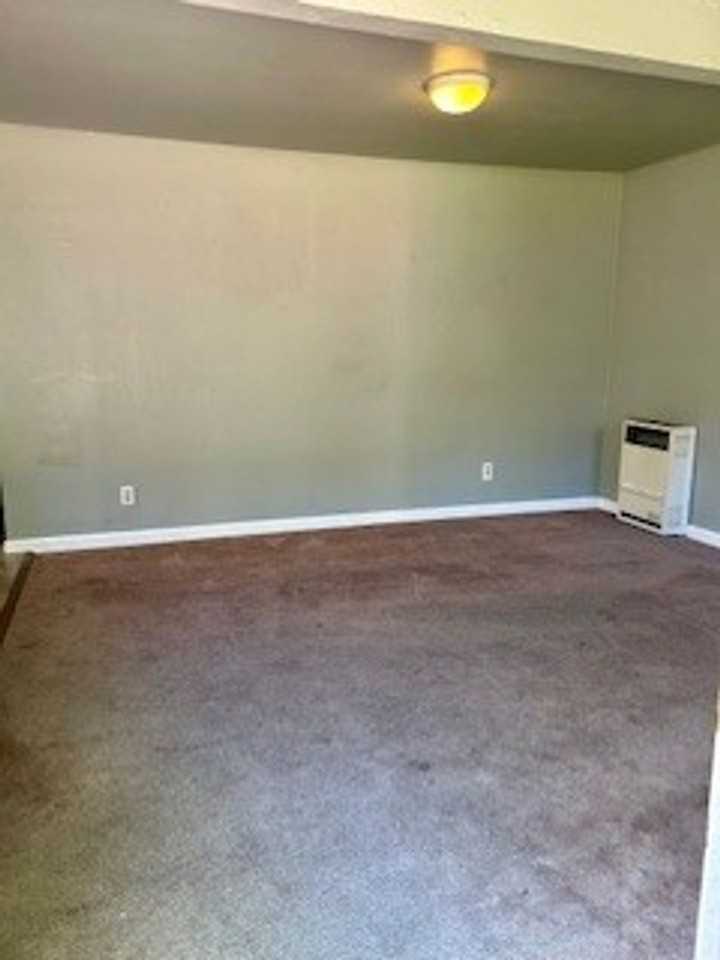 18492 Rozier Ave - Photo 4 of 9