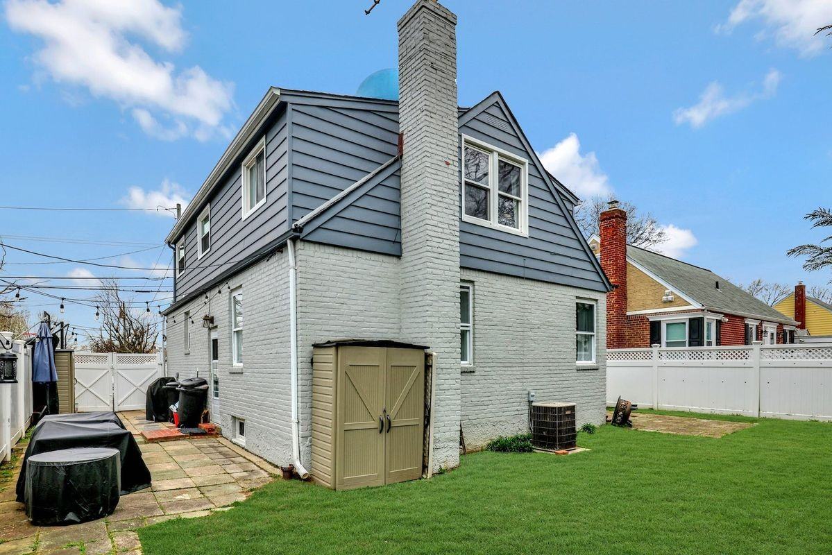 130 Roxbury Rd - Photo 2 of 16