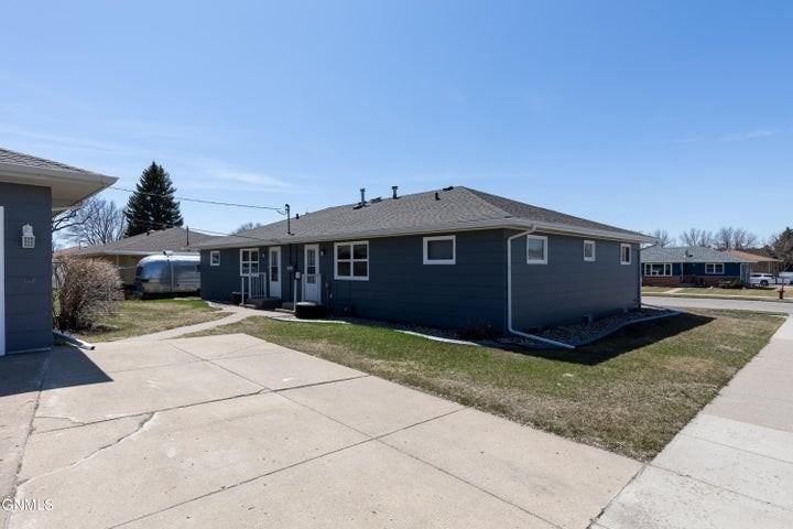 2121 Catherine Dr - Photo 2 of 15