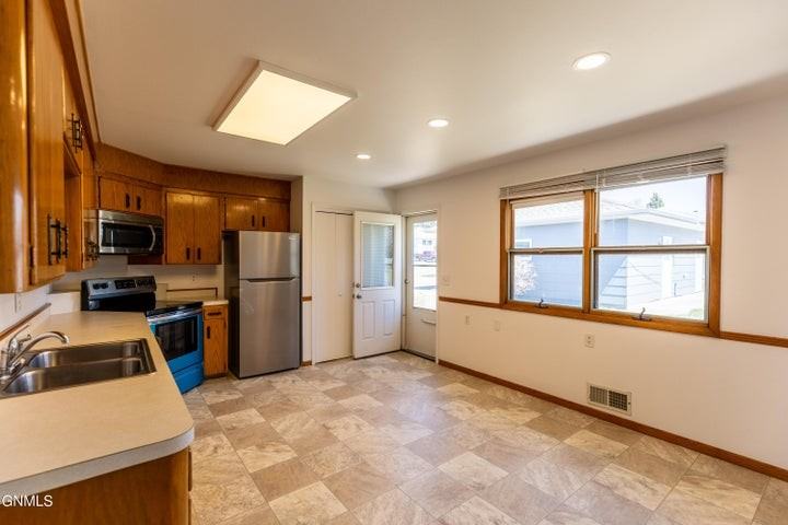 2121 Catherine Dr - Photo 5 of 15