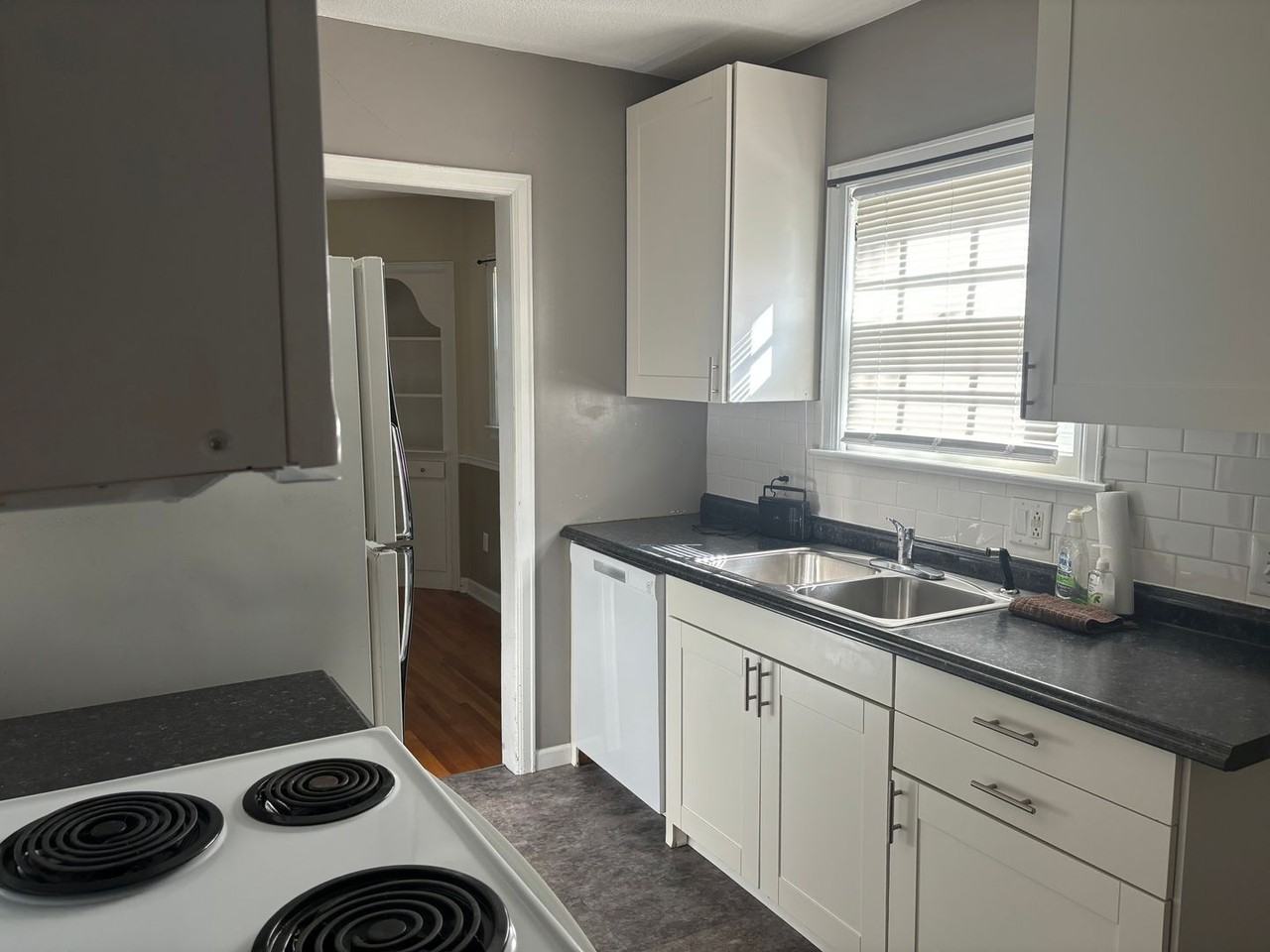 220 S Oliver Ave - Photo 4 of 10