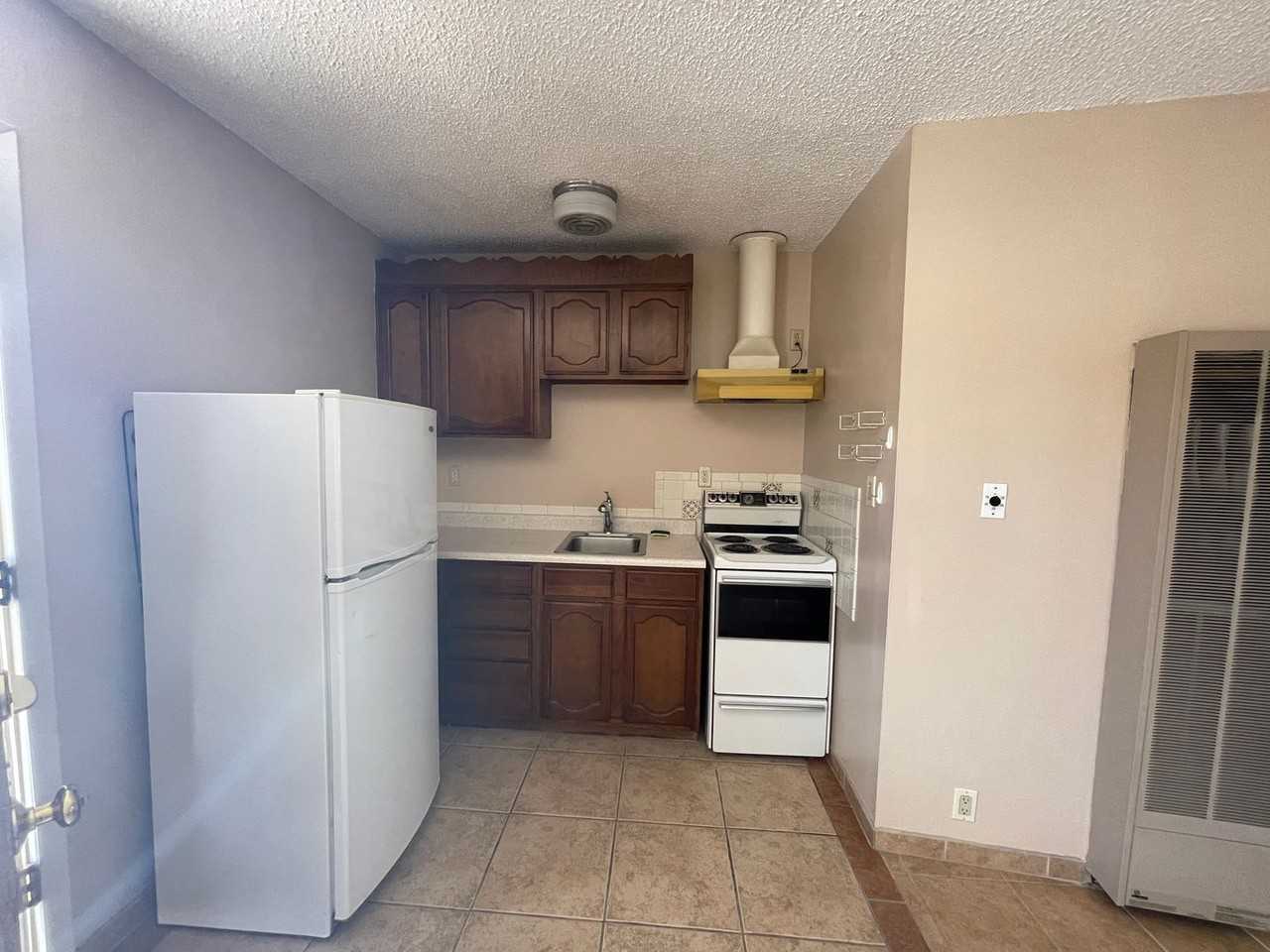 113 Girard Blvd Se #E - Photo 2 of 10