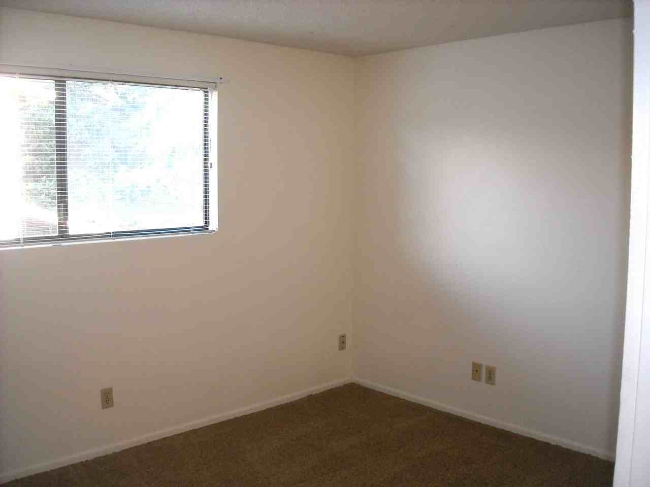 1359 Madras St Se - Photo 6 of 10