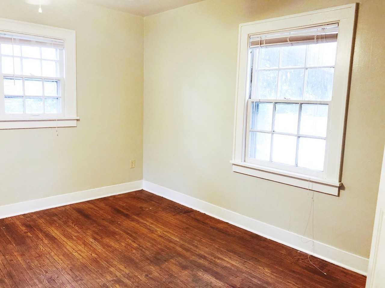323 S Eagleson Ave - Photo 6 of 24