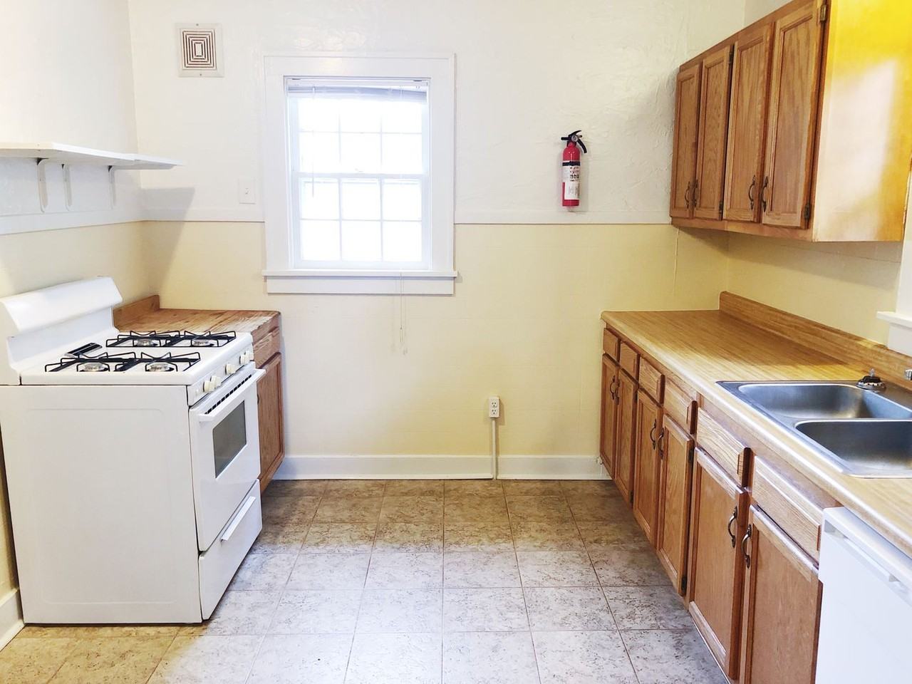323 S Eagleson Ave - Photo 7 of 24