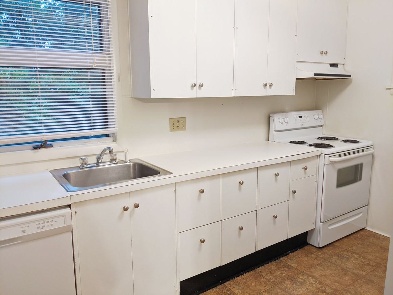 214 South Hillsdale Court - Photo 7 of 17