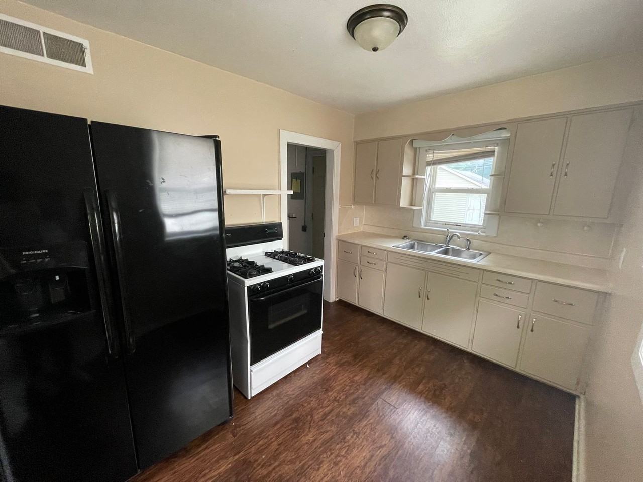 211 Dehart St - Photo 2 of 13