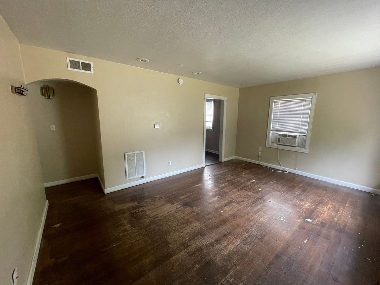 211 Dehart St - Photo 2 of 13