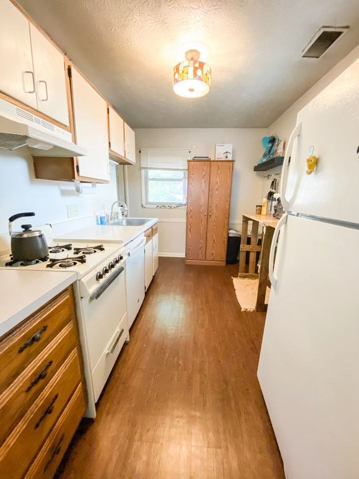 930 Rose St - Photo 4 of 12