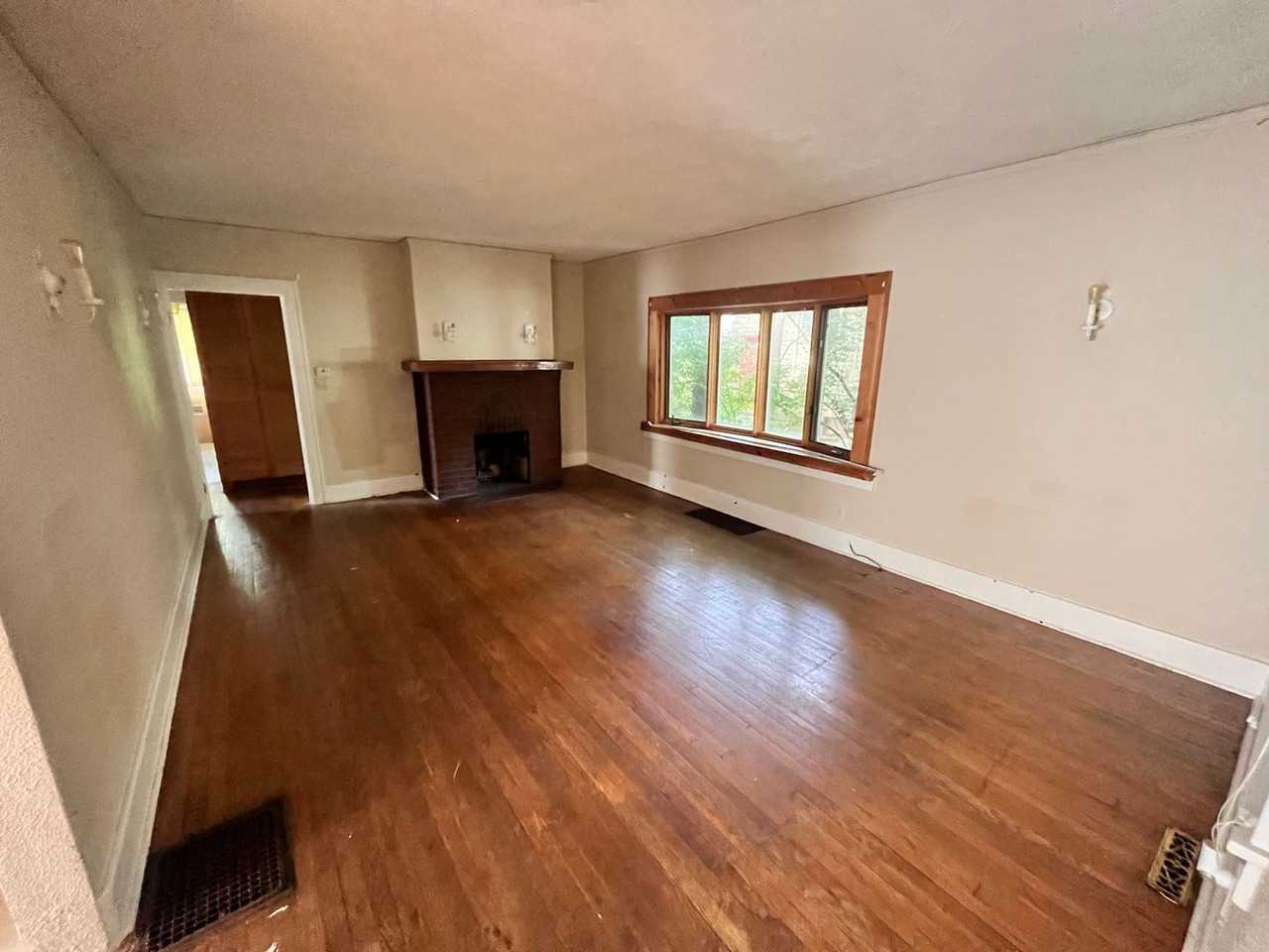 211 E Lutz Ave - Photo 2 of 15