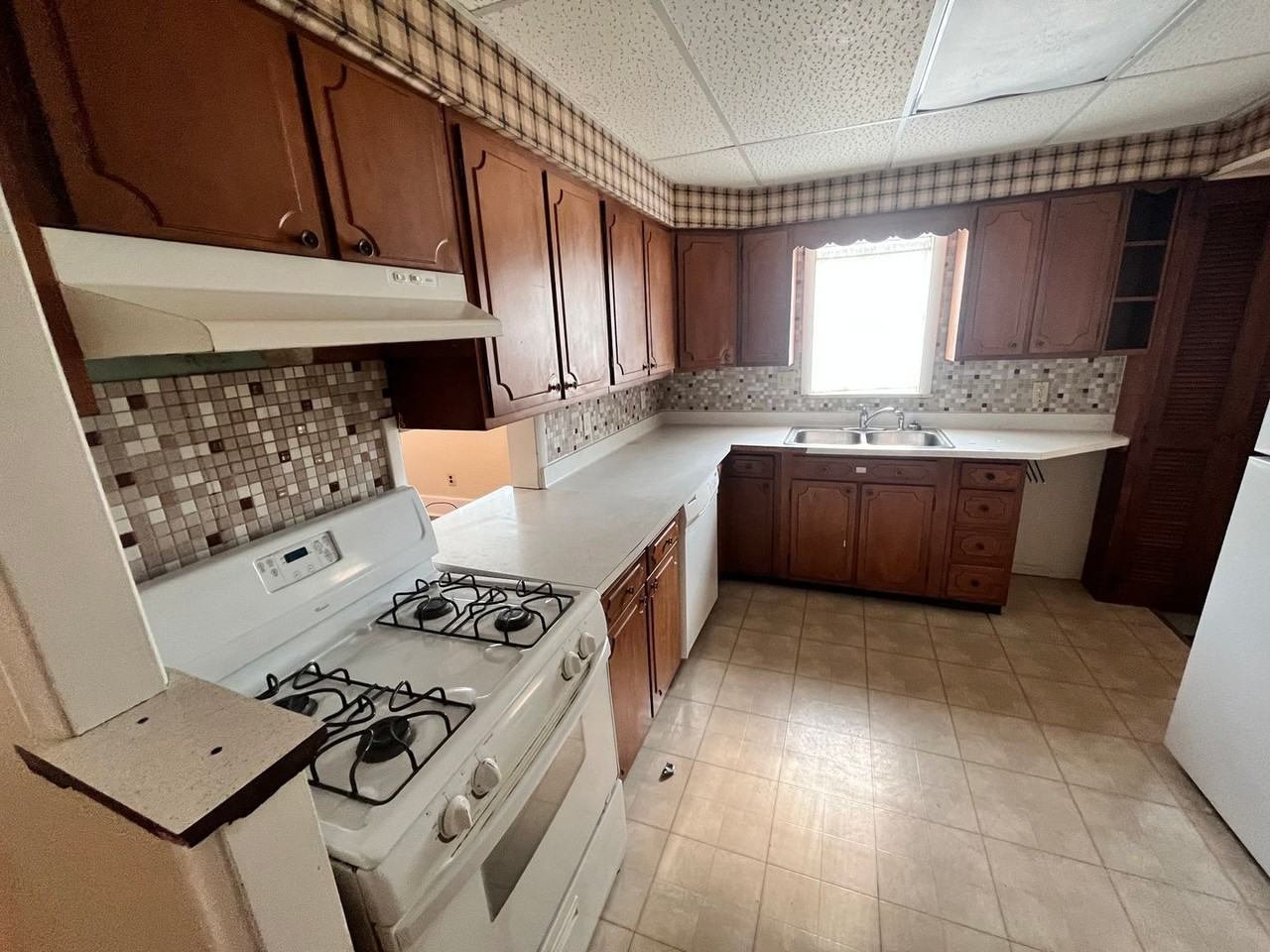 211 E Lutz Ave - Photo 5 of 15