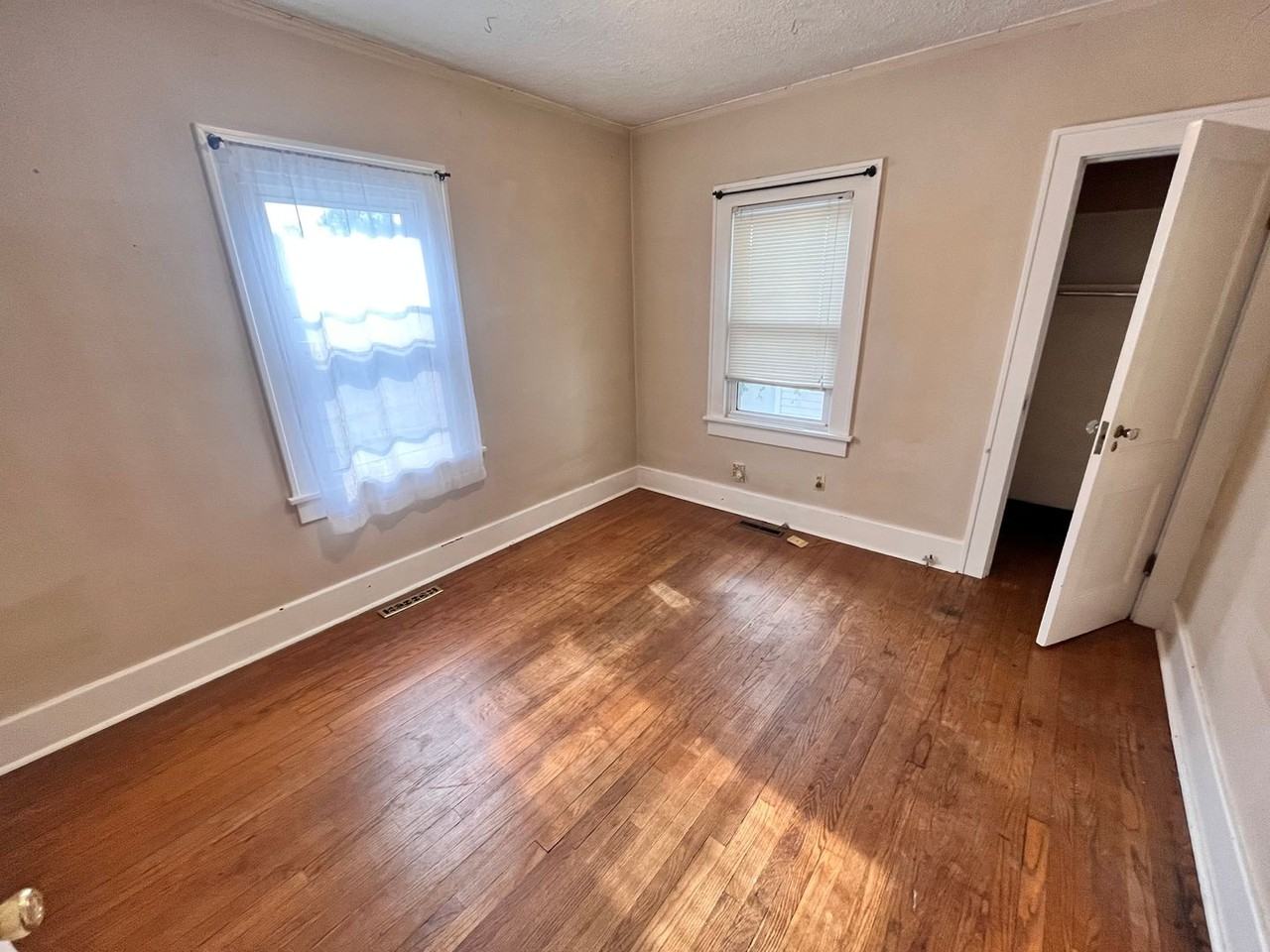 211 E Lutz Ave - Photo 6 of 15