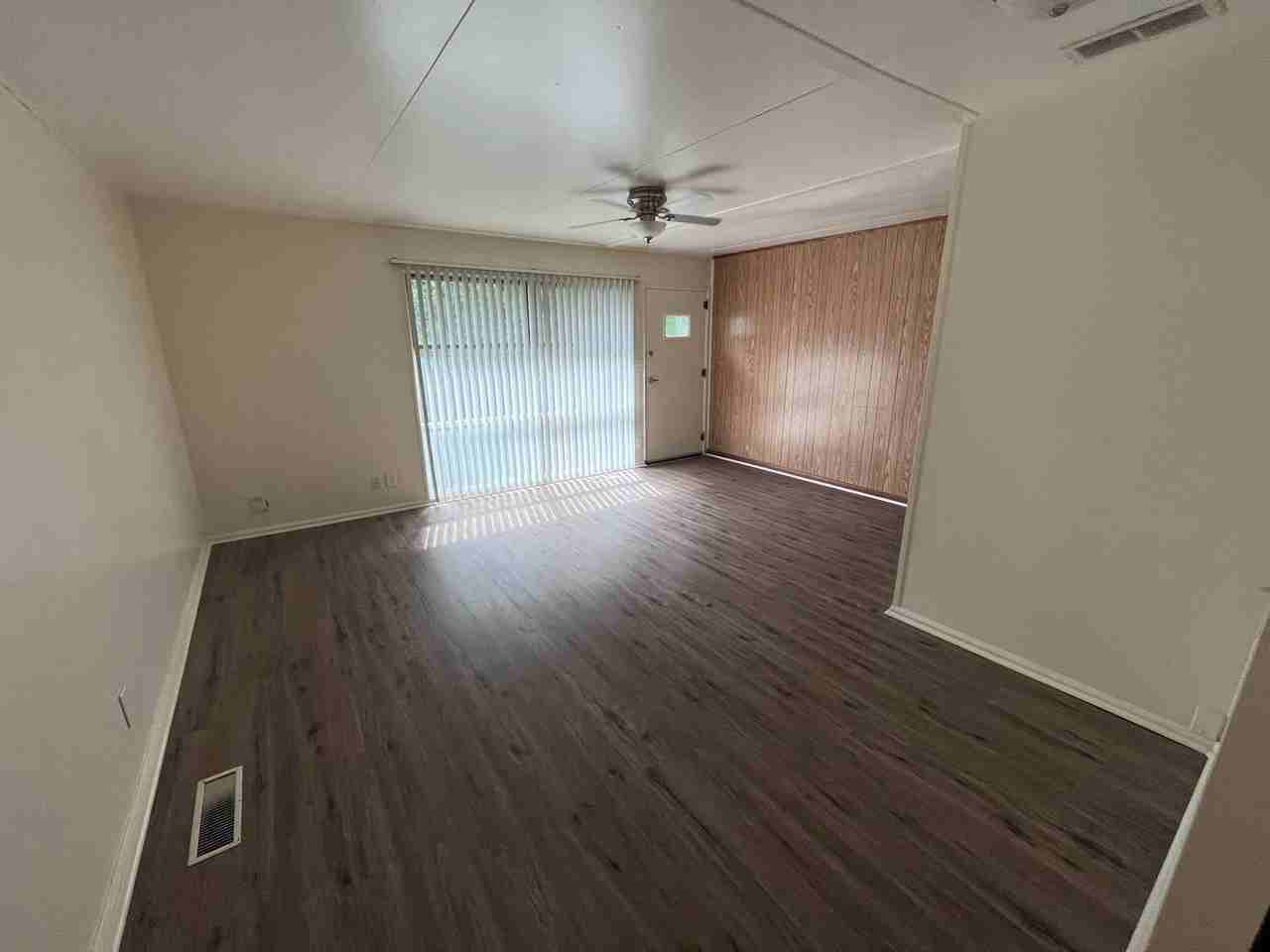480 Robinson St - Photo 2 of 16