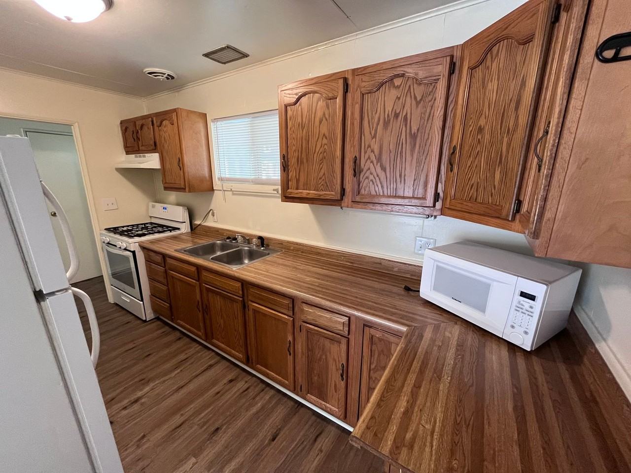 480 Robinson St - Photo 5 of 16