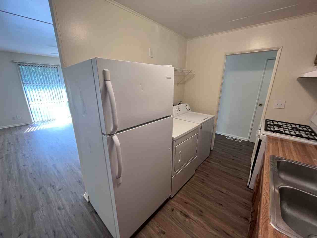 480 Robinson St - Photo 6 of 16