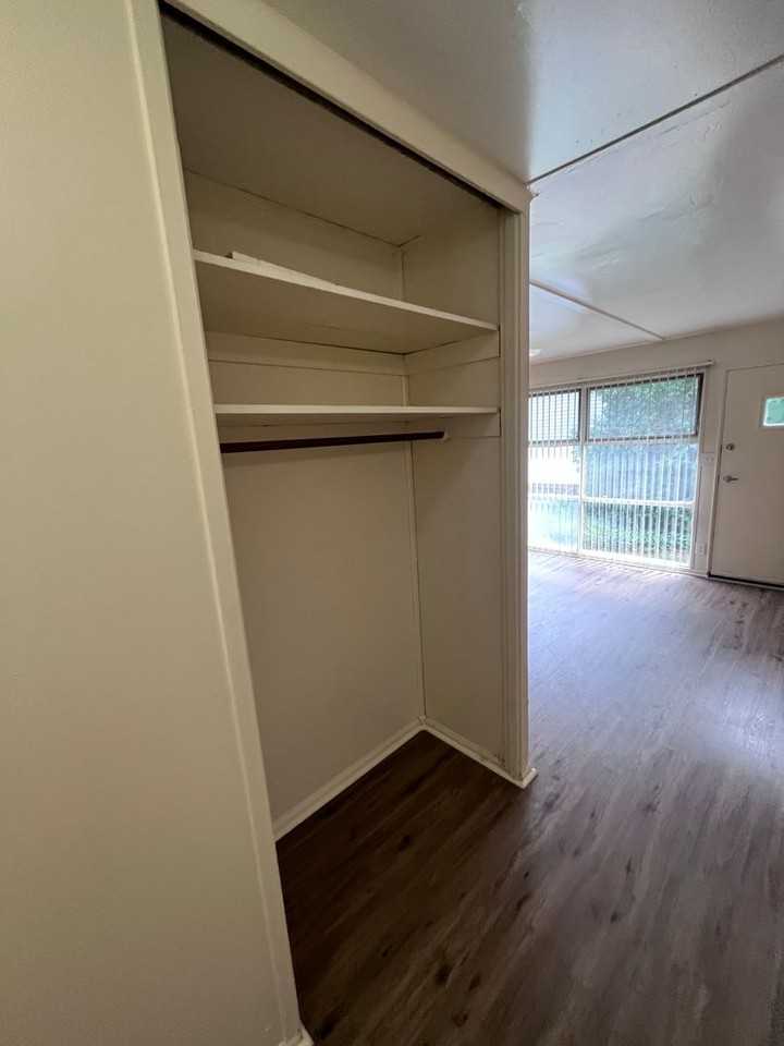480 Robinson St - Photo 7 of 16