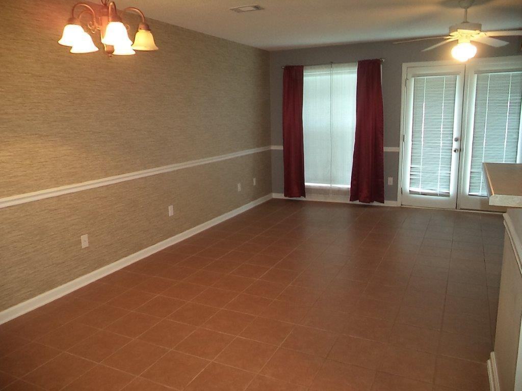 203 Winthrope Ln - Photo 3 of 10