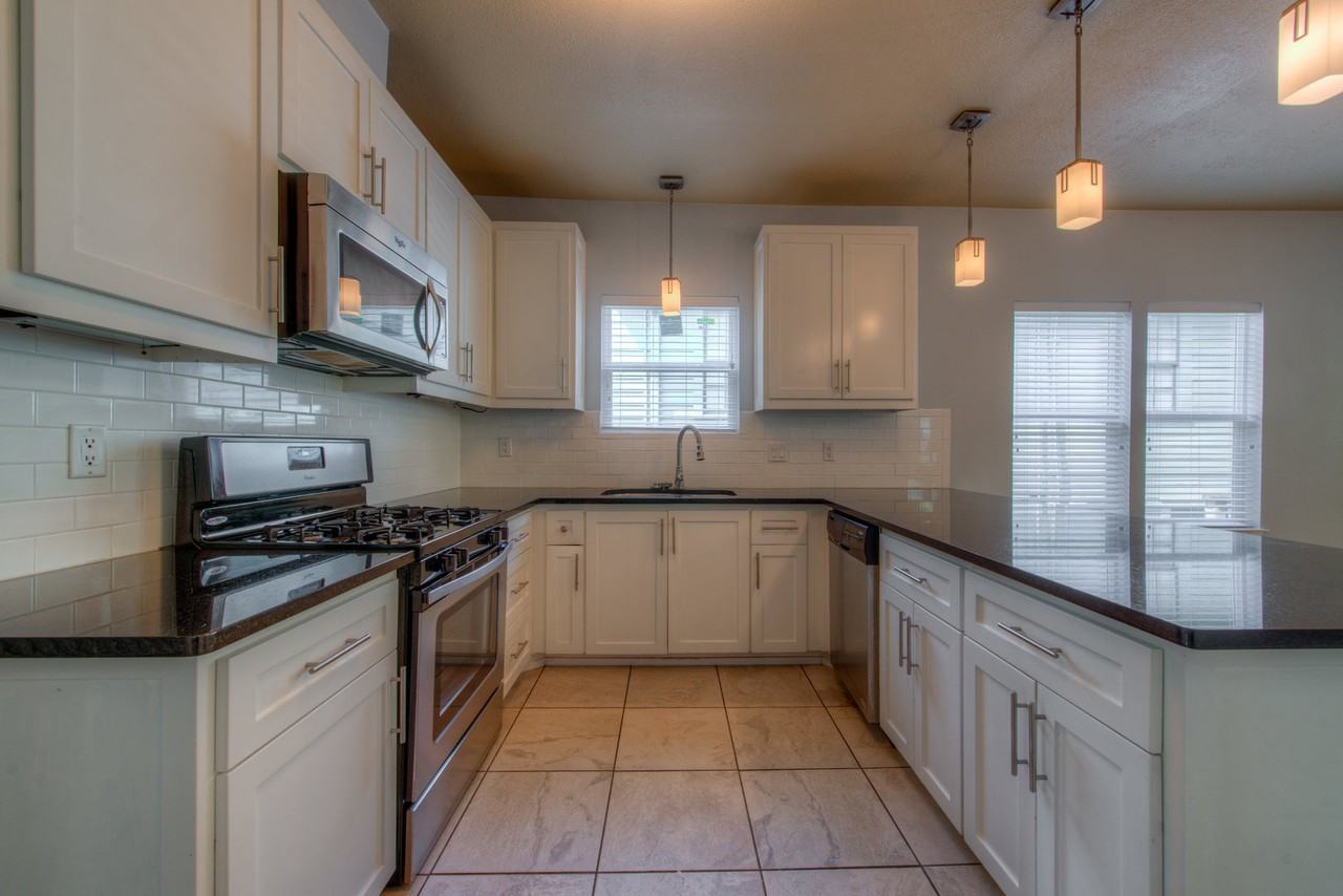 2814 Pearl St - Photo 2 of 35