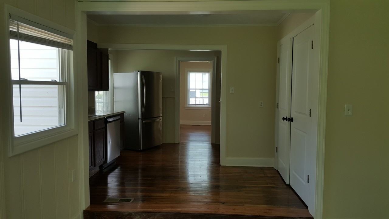 752 Addison Ave - Photo 5 of 19