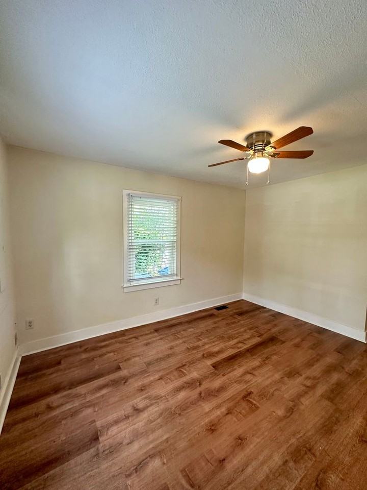 717 Golfview Dr - Photo 2 of 13