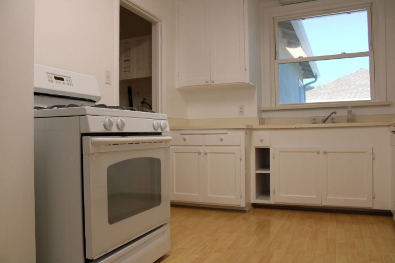 908 Everett St - Photo 2 of 25