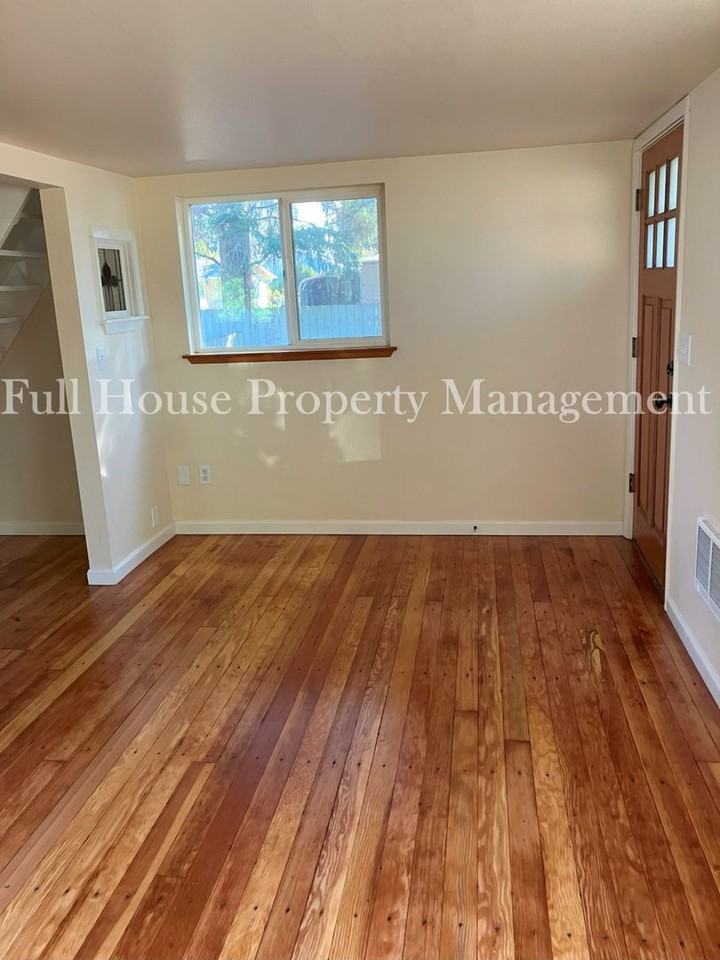 1031 Horn Ln - Photo 3 of 18