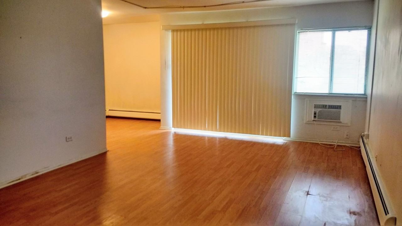 1813 Hemlock Pl - Photo 3 of 11