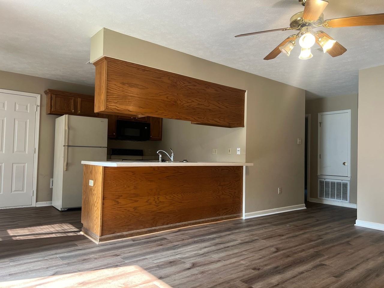 1455 Joyner Dr - Photo 3 of 15