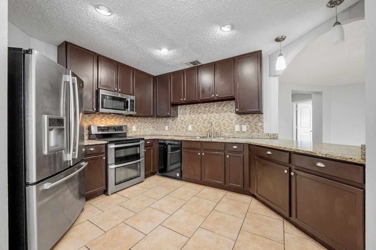 15305 Oconto Dr - Photo 2 of 31