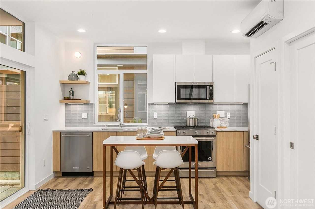 2404D Dexter Ave N - Photo 3 of 18