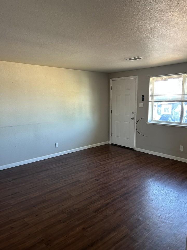 255 S Eliot St - Photo 3 of 11