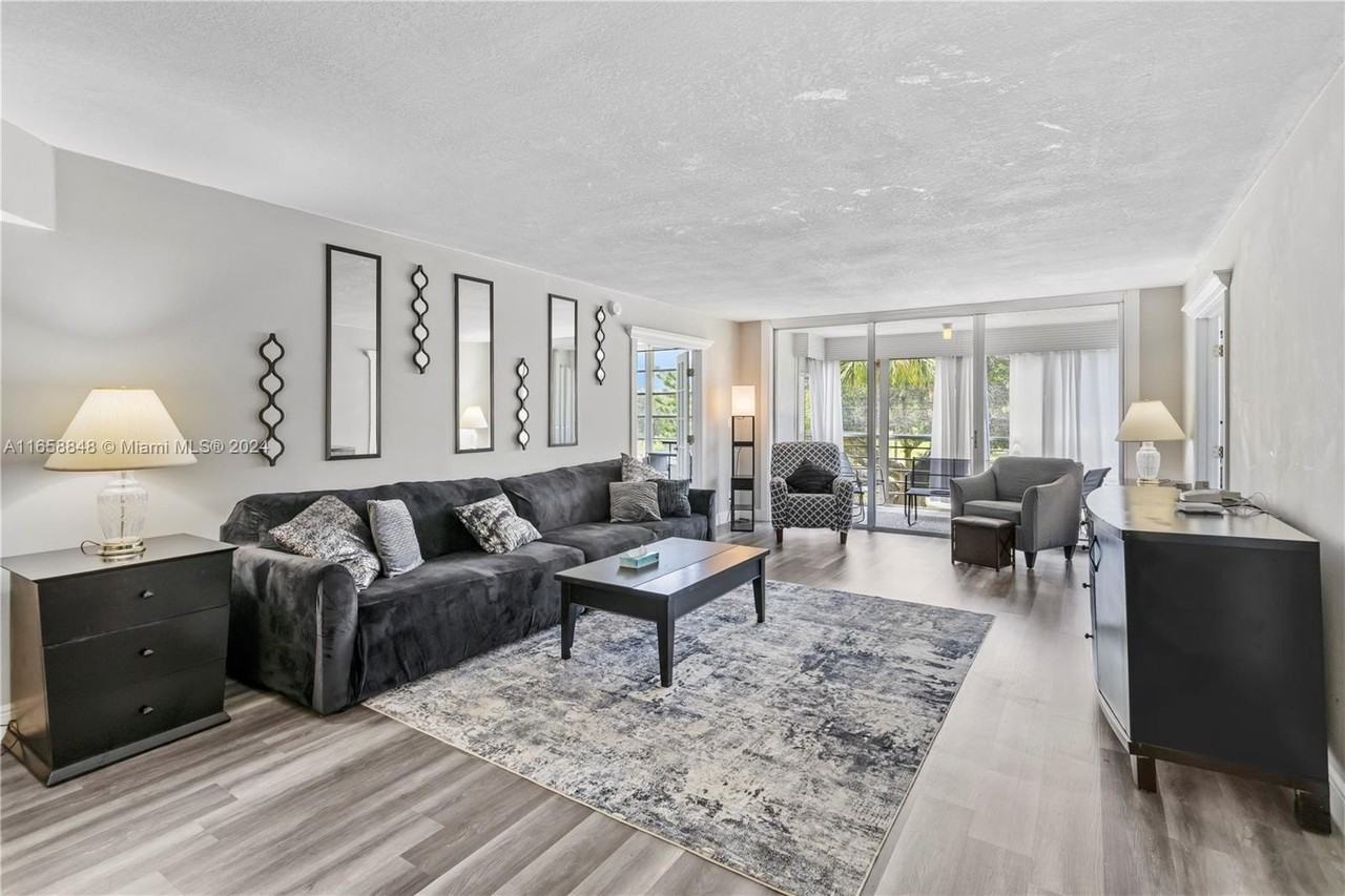 3980 Oaks Clubhouse Drive #303 - Photo 3 of 20