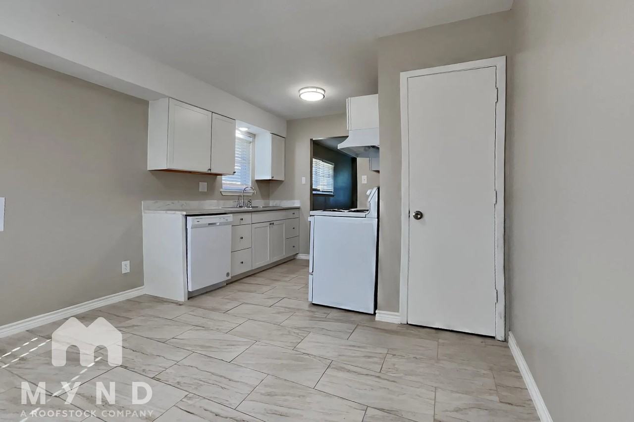 1303 S Cardinal Dr Apt A - Photo 3 of 16