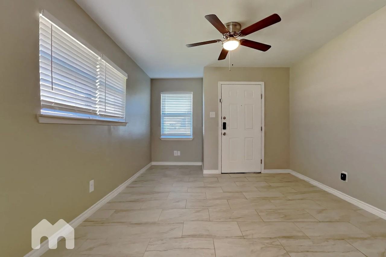 1303 S Cardinal Dr Apt A - Photo 2 of 16