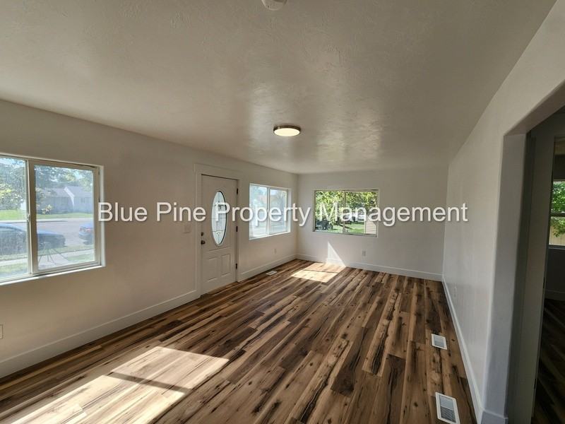 283 W Pine St - Photo 3 of 16